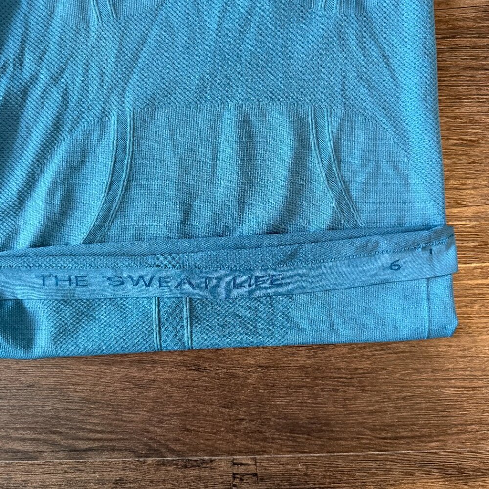 BLUE LULULEMON TOP - Picture 2 of 3